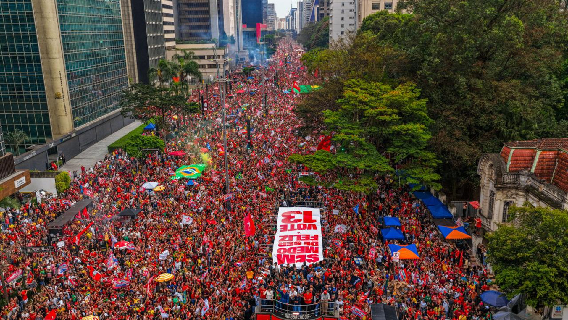 President Lula at a campaign rally in São Paulo on October 24, 2026, the day before he won the presidential runoff against Flávio Bolsonaro