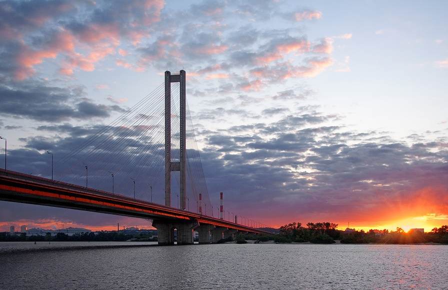 The Pivdennyi (Southern) Bridge in Kyiv spanning the Dnipro — context for the October 1, 2026 Russian drone strike on the bridge