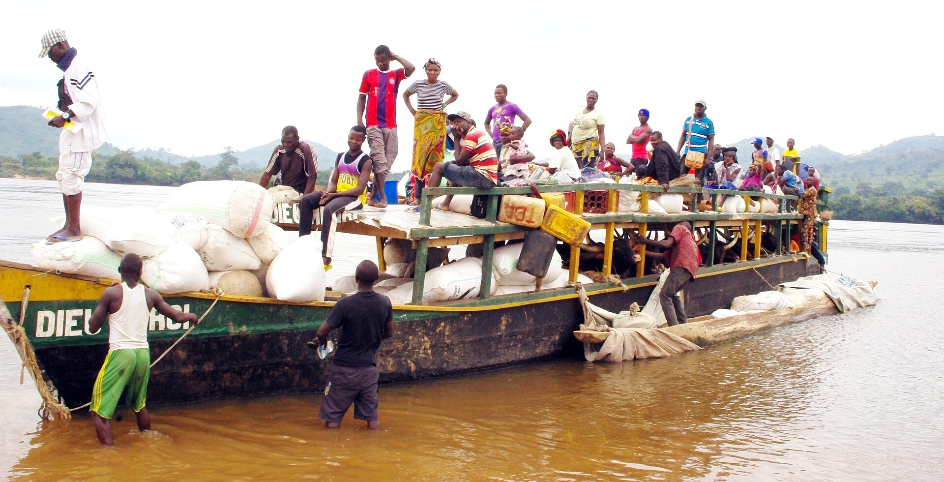 Boats carrying passengers and goods on the river at Karim Lamido in Taraba State, Nigeria — the waterway residents of Binnari fled across during the attack