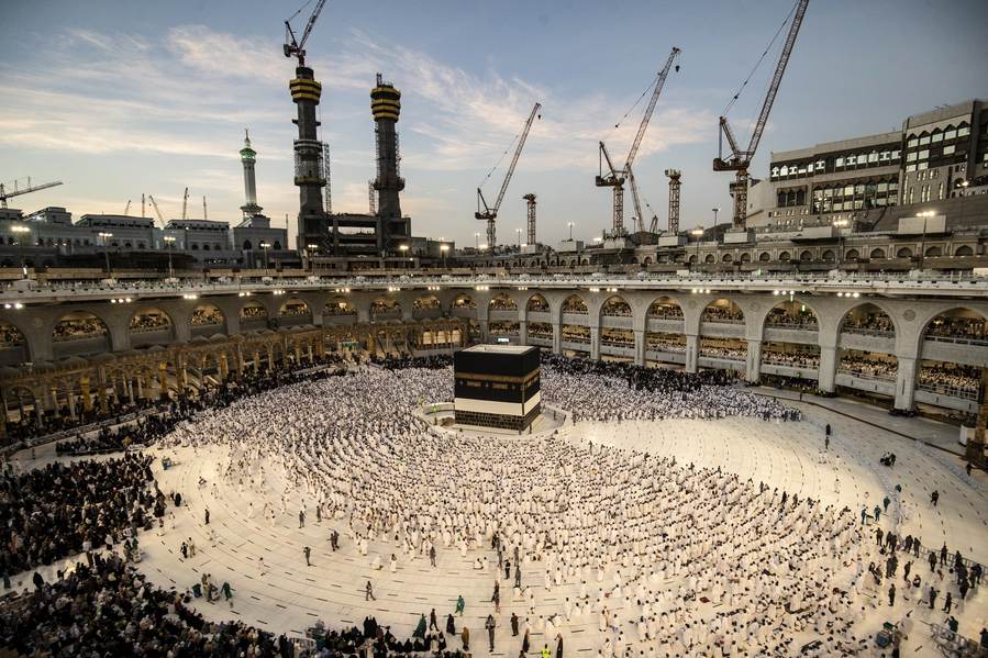 The Kaaba and the Grand Mosque in Mecca — context image; the viral video circulating with the October 1, 2026 bombing claims appears to date to 2017