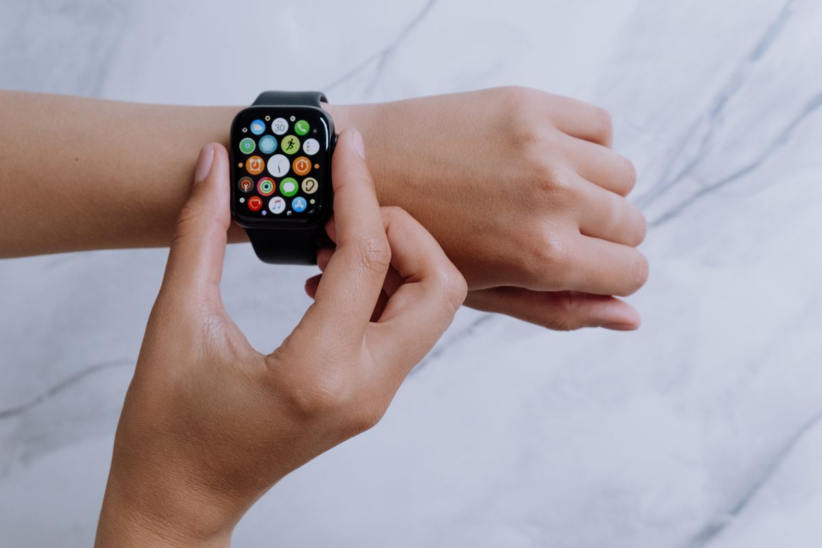 Apple Watch being tapped, illustrating the Taptic Engine technology at issue in the Taction patent verdict