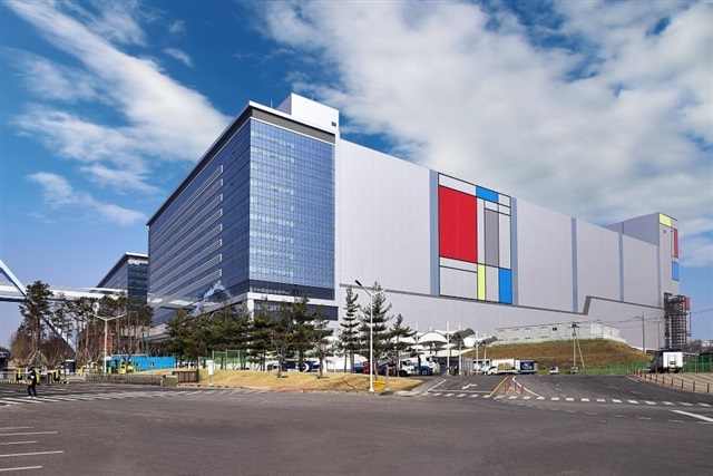 Memory chips — soaring DRAM and NAND prices drove Samsung's record Q3 2026 profit