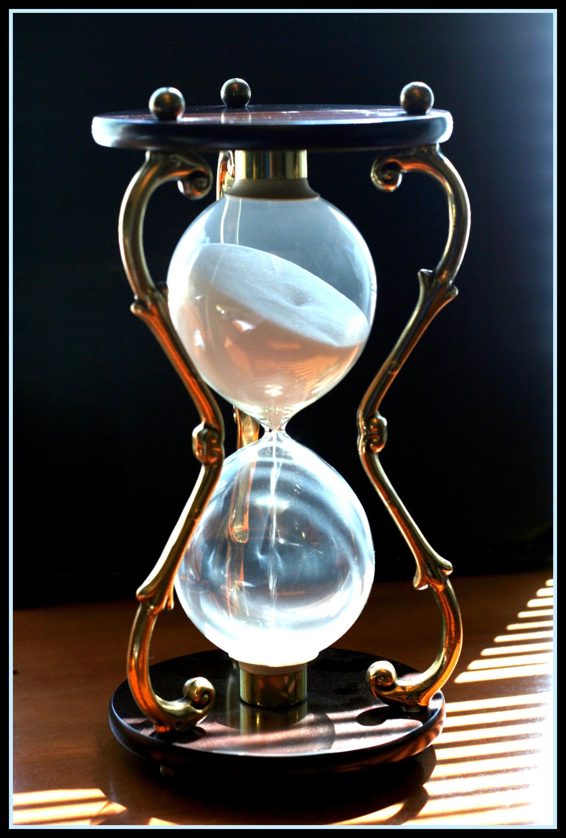 Hourglass with sand — the plague incubation period is the time between exposure and first symptoms
