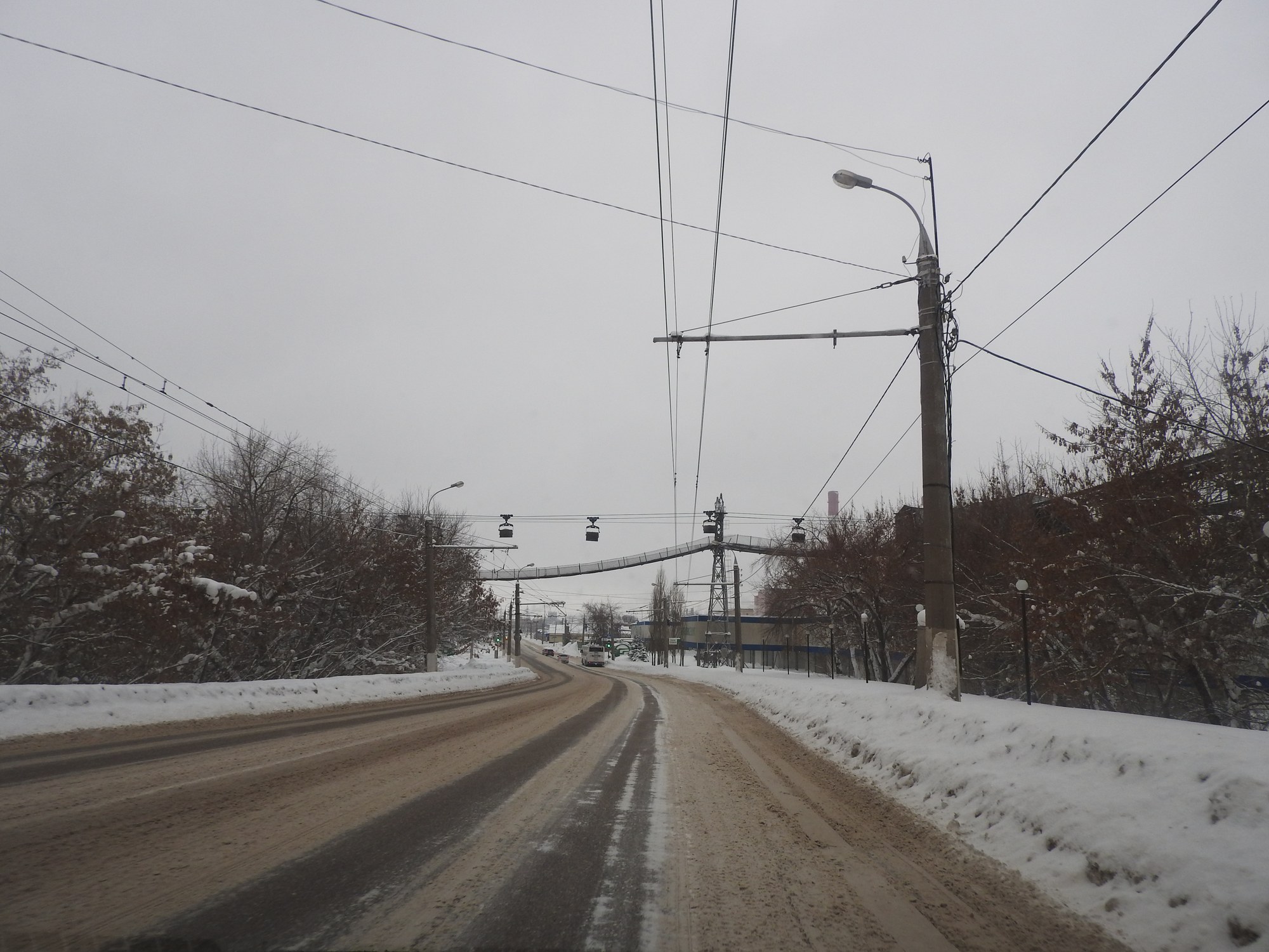 A winter street in Sterlitamak, Russia, with the soda plant's aerial ropeway crossing overhead (file photo)