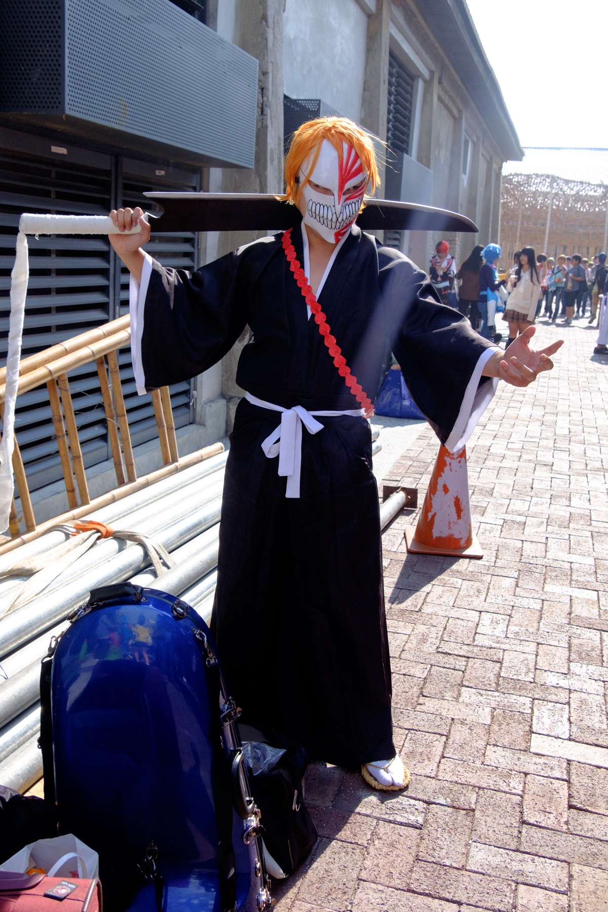 A cosplayer as Ichigo Kurosaki in his Hollow mask holding Zangetsu at FFK8 in 2015, during the decade when the Bleach anime finale did not exist