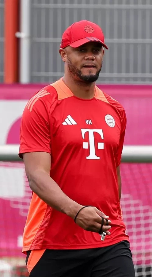 Vincent Kompany taken to hospital — the Bayern Munich head coach pictured in Bayern colours