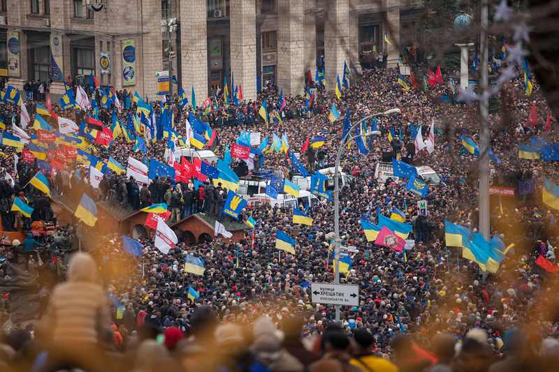 Crowds and Ukrainian flags in central Kyiv in a historical file photo