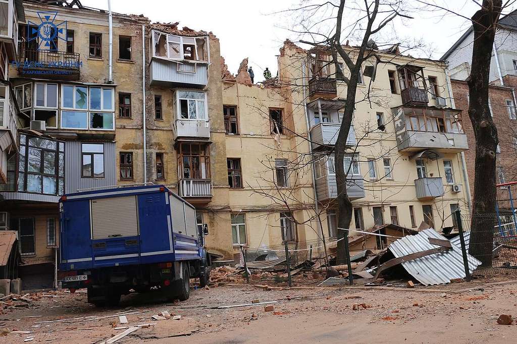 Emergency vehicle outside a damaged Kharkiv apartment building after January 2023 shelling — file image illustrating risks to Saltiv district housing