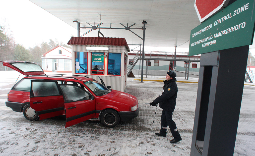 Russian border guards on duty — neighboring regions issued then deleted travel warnings over the Siberia plague outbreak