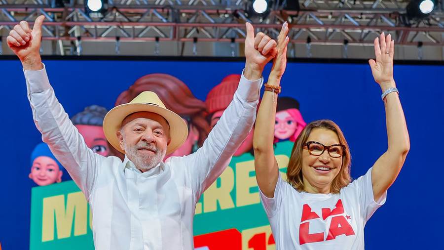 Lula greets supporters at the August 2026 campaign event in Belo Horizonte; the incumbent leads first-round Brazil election 2026 polls but the runoff scenario against Flávio Bolsonaro is tied