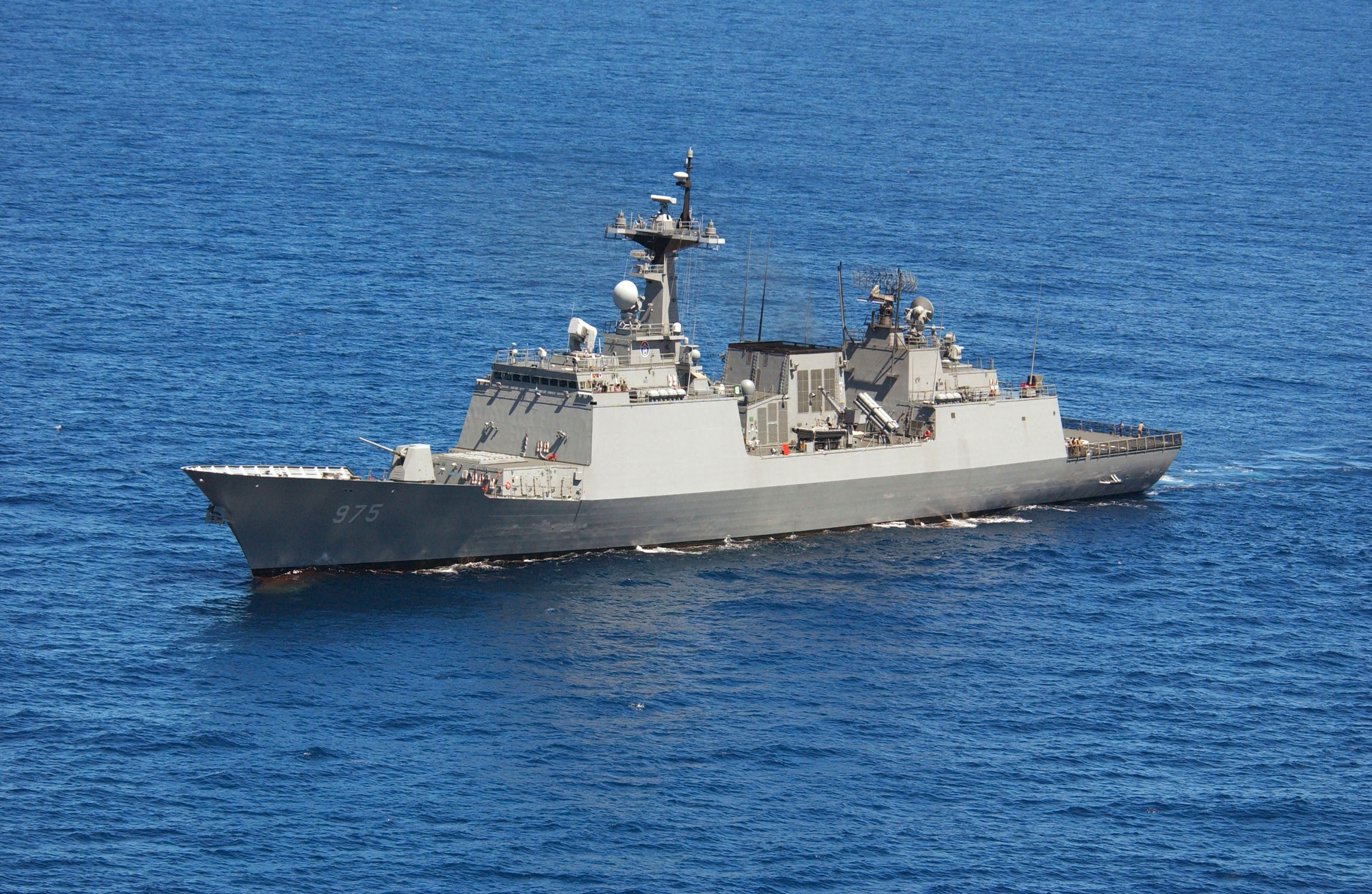 The South Korean destroyer ROKS Yi Sun-sin (DDH 975), of the Chungmugong Yi Sun-sin class that rotates through the Cheonghae Unit, underway at sea