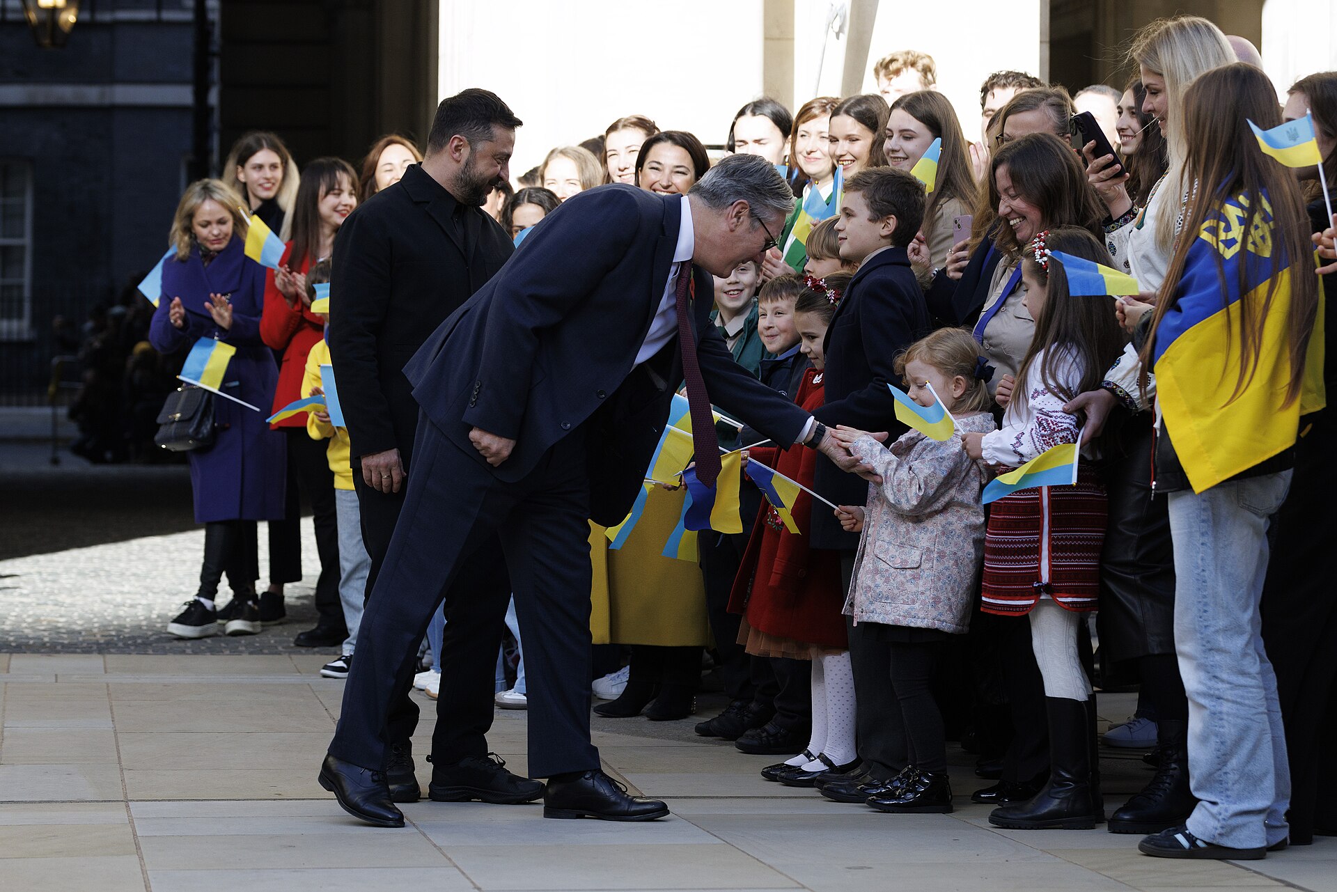 President Volodymyr Zelenskyy and Prime Minister Keir Starmer greet Ukrainian children holding flags in London — file photo