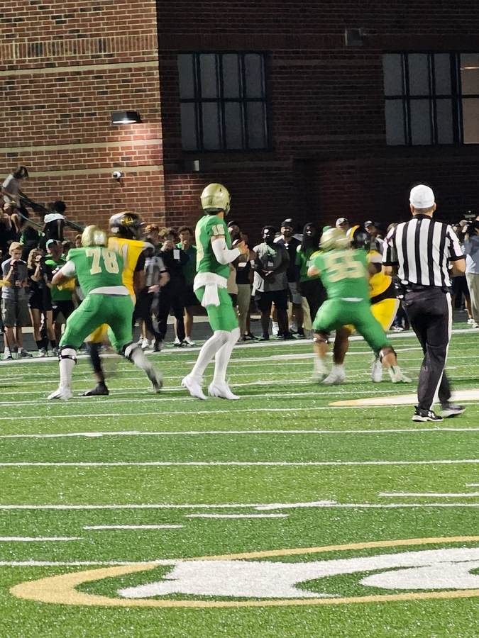 Oregon backup quarterback Dylan Raiola carrying the football in game action