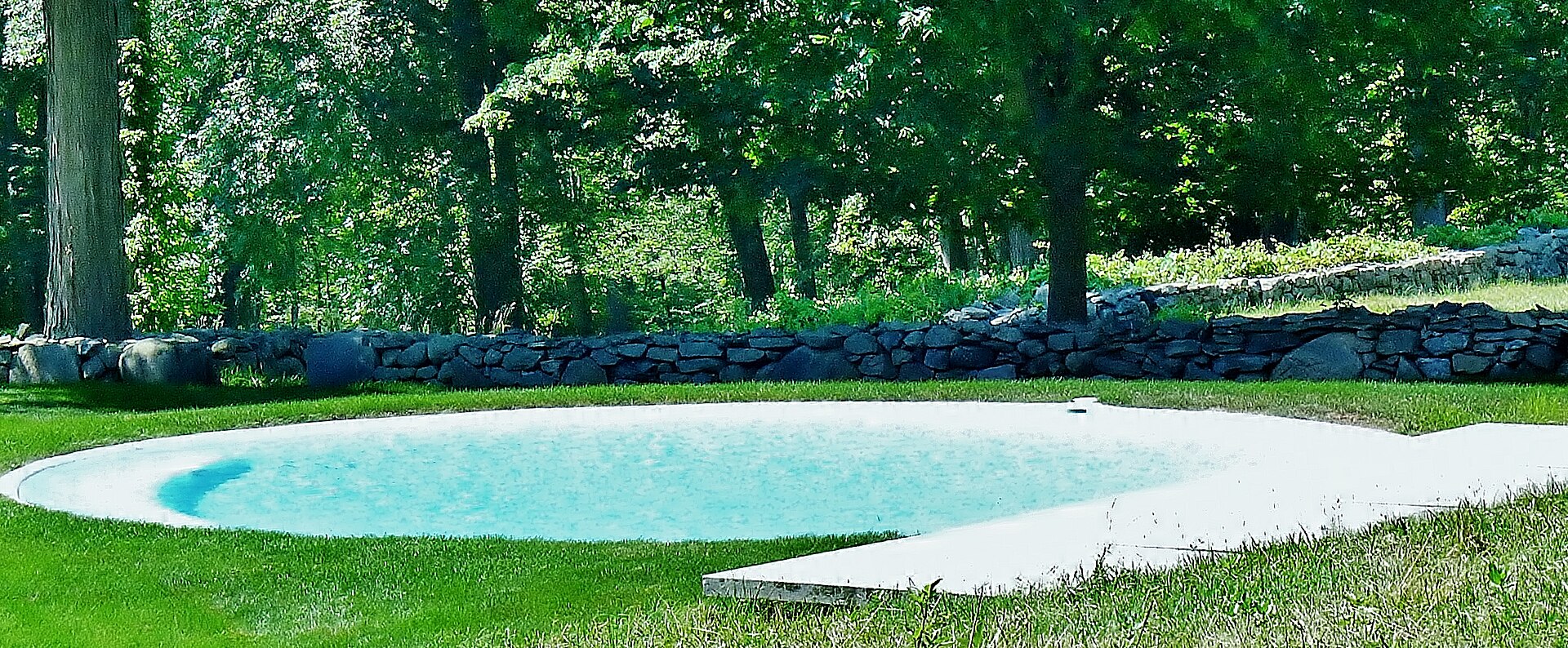 Private pool at a luxury home in Connecticut — the kind of whole-home stay the Amex Airbnb Luxe credit targets