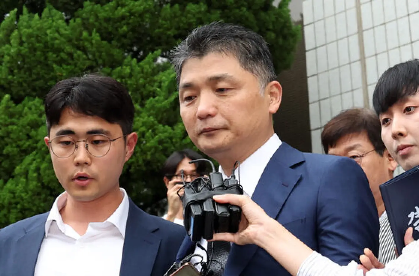 Kakao founder Kim Beom-su arriving at court in a file photograph