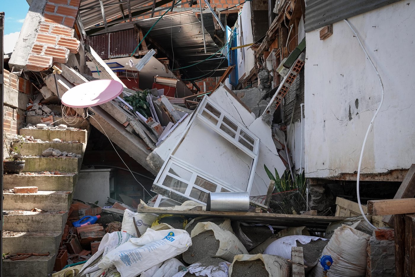 Families displaced after the August 10, 2026 earthquake in western Colombia