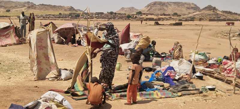 Displaced Sudanese families setting up shelter in Tawila during the Tawila displaced crisis