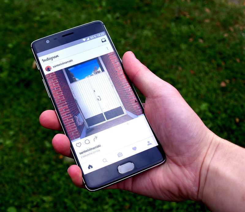 Instagram app on a smartphone illustrating reports of an Instagram Reels views glitch