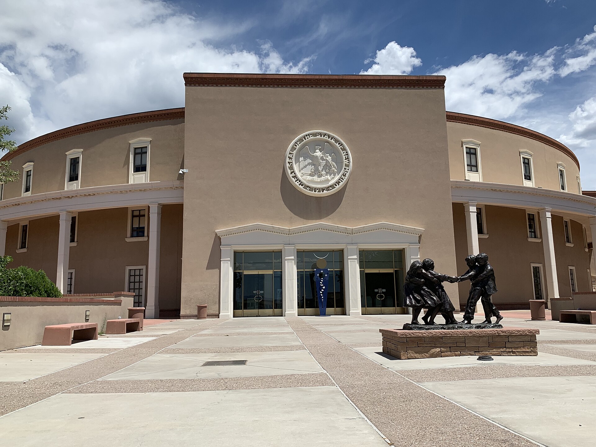 The New Mexico State Capitol — the Roundhouse — in Santa Fe, with the Great Seal of the State of New Mexico above the entrance