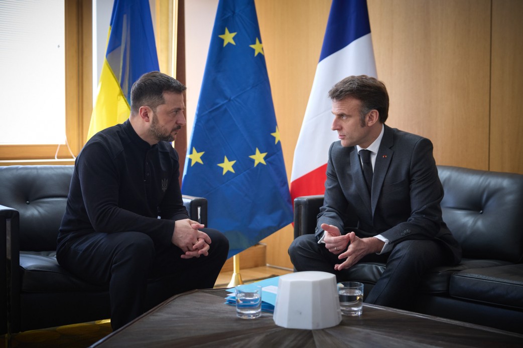 Ukrainian President Volodymyr Zelenskyy talks with French President Emmanuel Macron at the European Council in Brussels in March 2025 — Starlink disruptions Ukraine military file photograph
