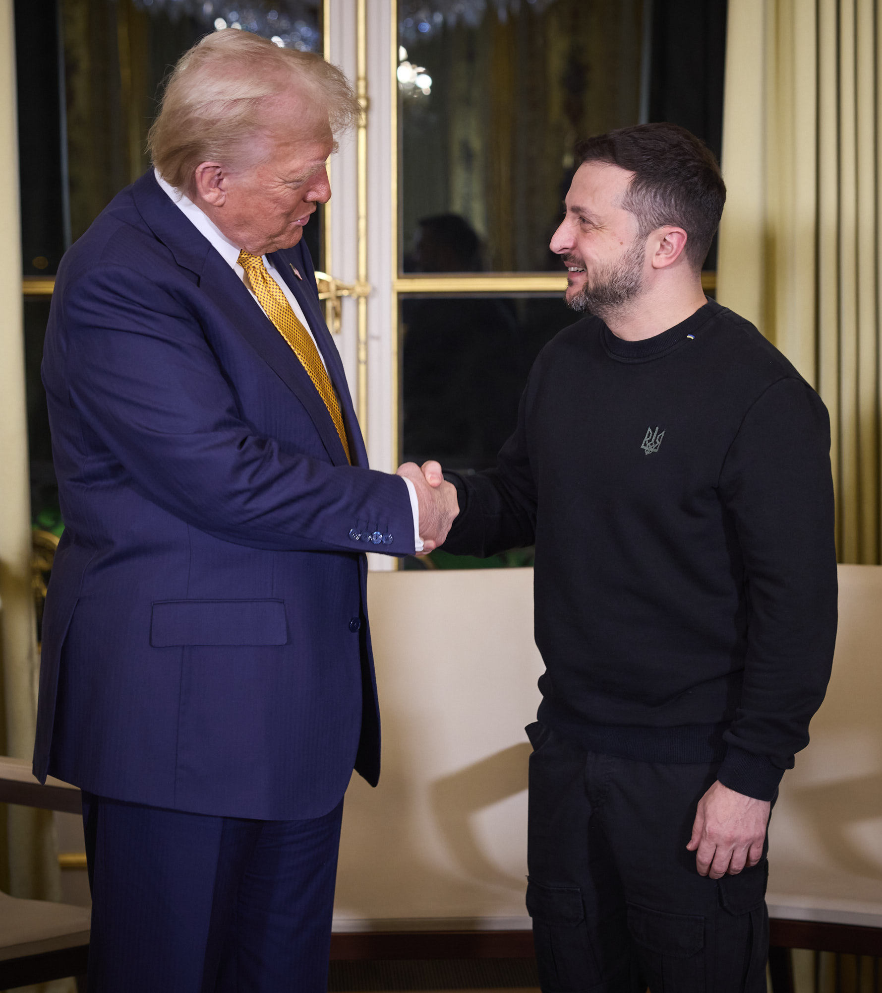 Volodymyr Zelenskyy speaking with Donald Trump during a 2024 diplomatic meeting in Paris