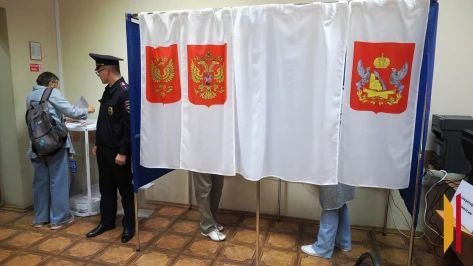 A voter casting a ballot during Russia's parliamentary election