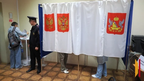 A voter casting a ballot during Russia's parliamentary election