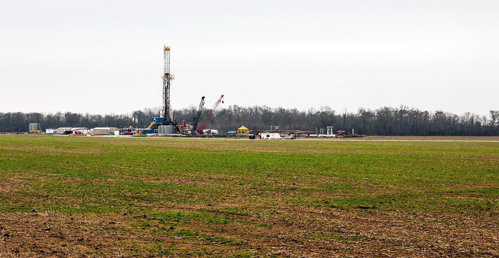 A shale gas drilling rig standing in an open field, the kind of operation behind record US natural gas production forecasts