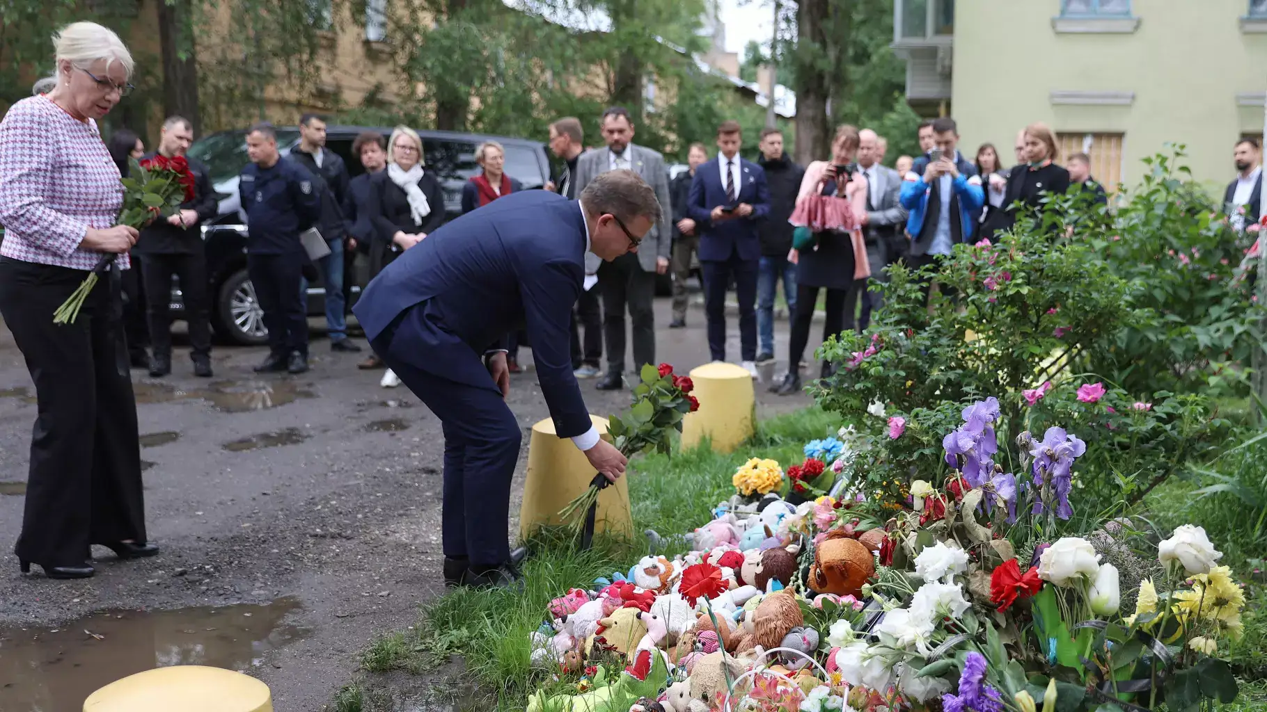 Memorial with flowers and toys at the site of a Russian attack in Kyiv — Russia strikes Ukraine September 27