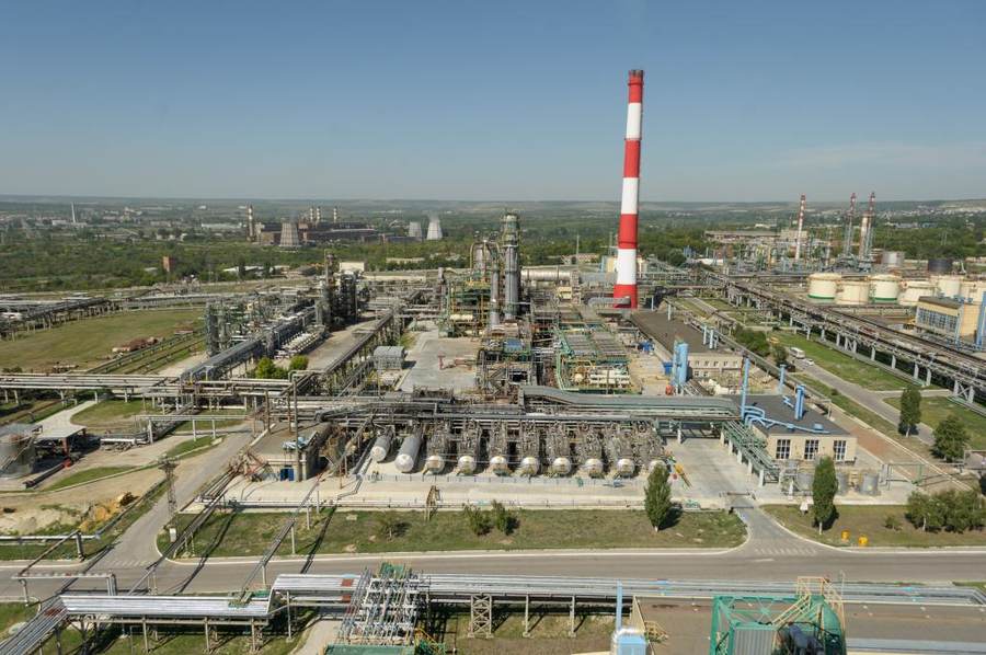 Russian oil refinery complex illustrating the Novoshakhtinsk refinery shutdown after a reported Ukrainian drone strike