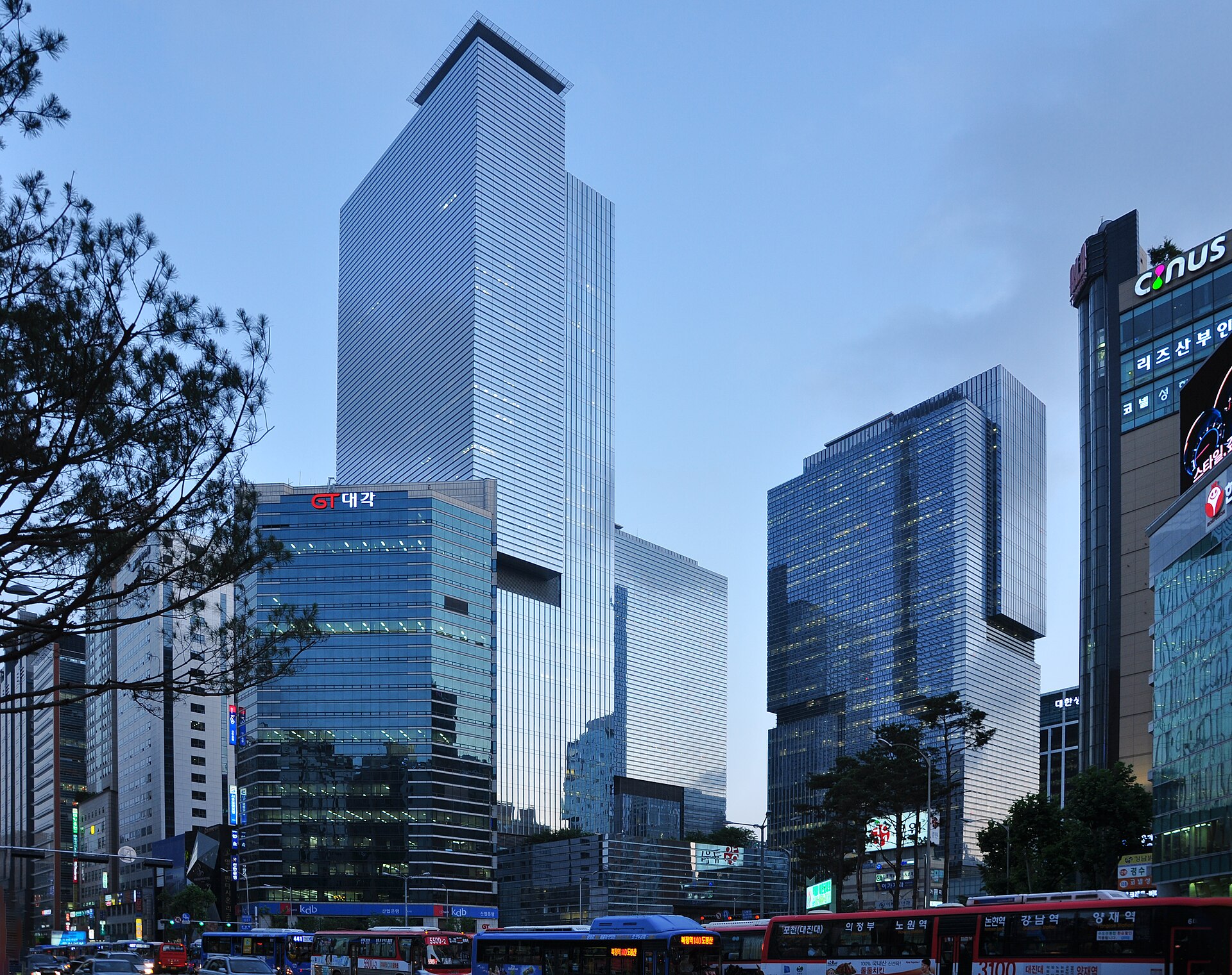 Samsung Town, the Samsung Electronics headquarters complex in Seoul, at dusk — file photo